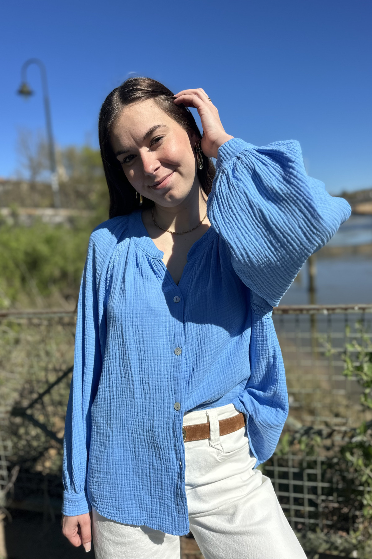 Chummy blouse gaze de coton bleu avec détails en dentelle