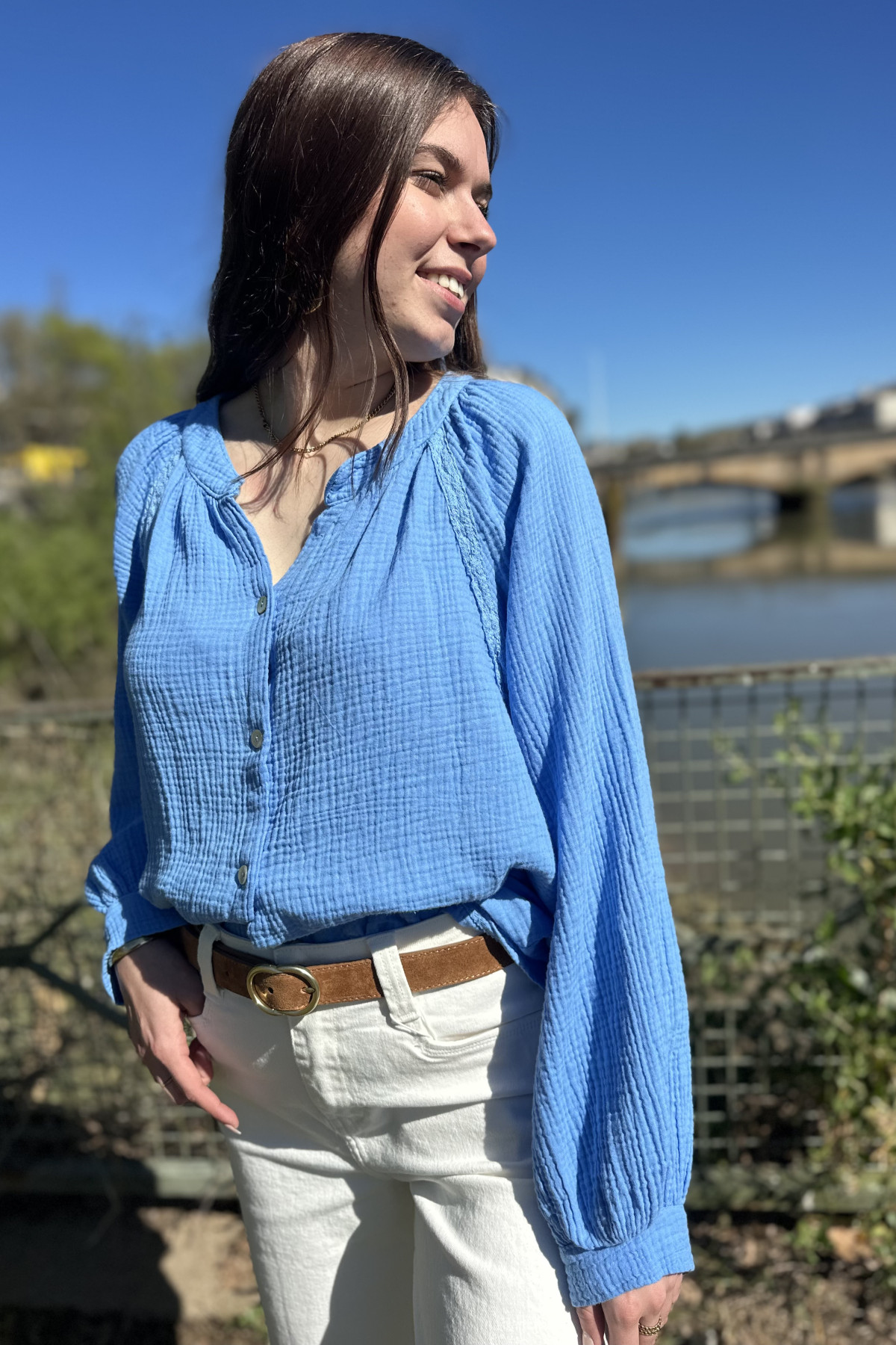 Chummy blouse gaze de coton bleu avec détails en dentelle