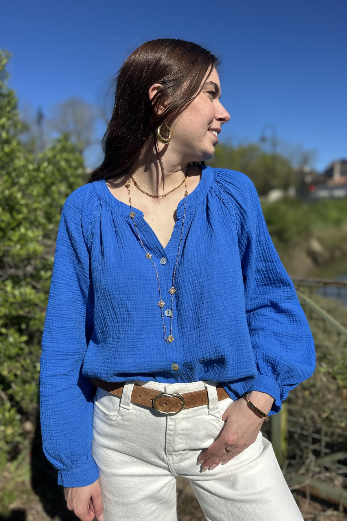 Chummy blouse gaze de coton bleu électrique avec détails en dentelle