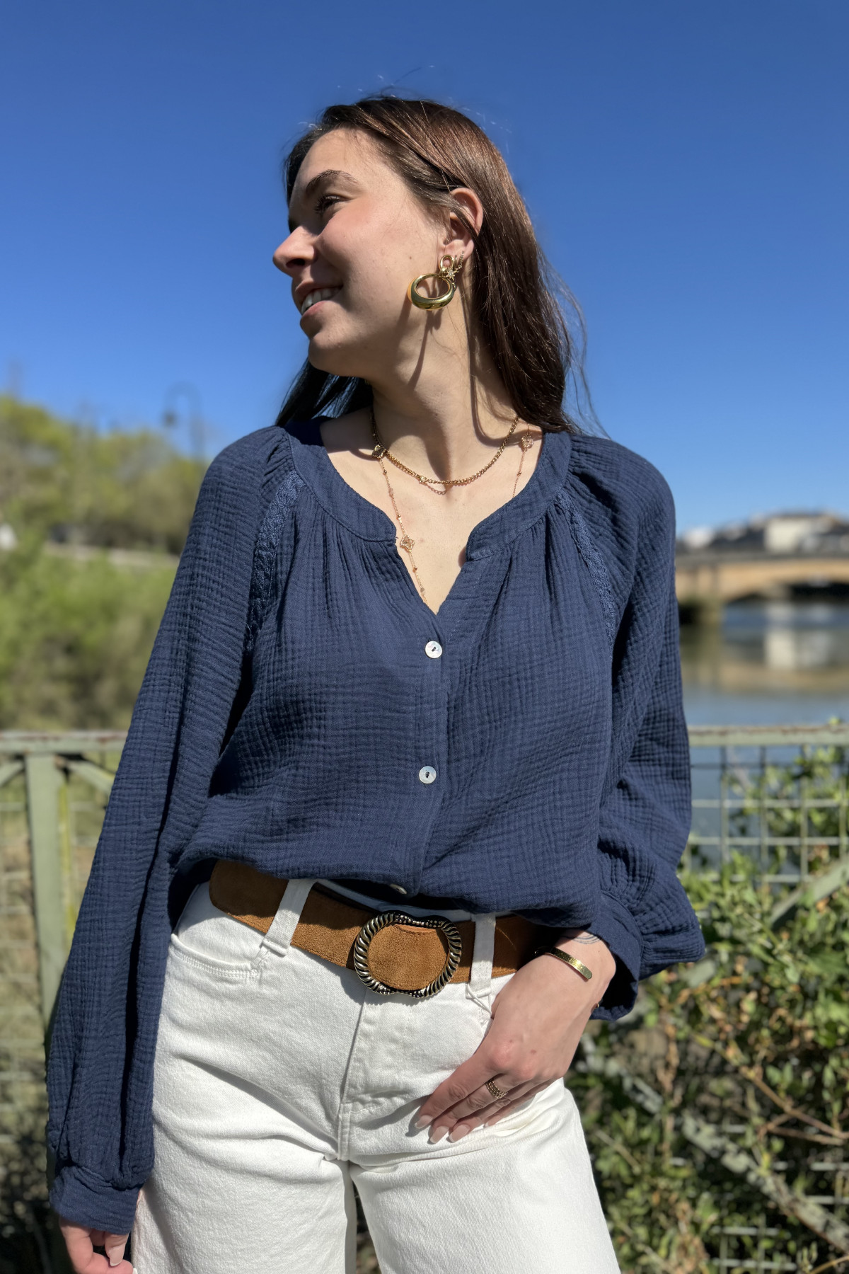 Chummy blouse gaze de coton bleu marine avec détails en dentelle