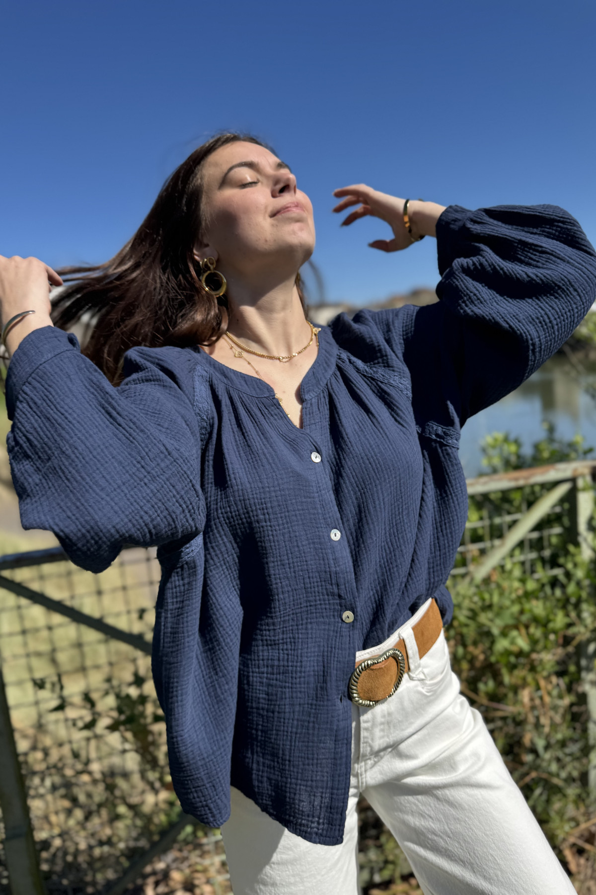Chummy blouse gaze de coton bleu marine avec détails en dentelle