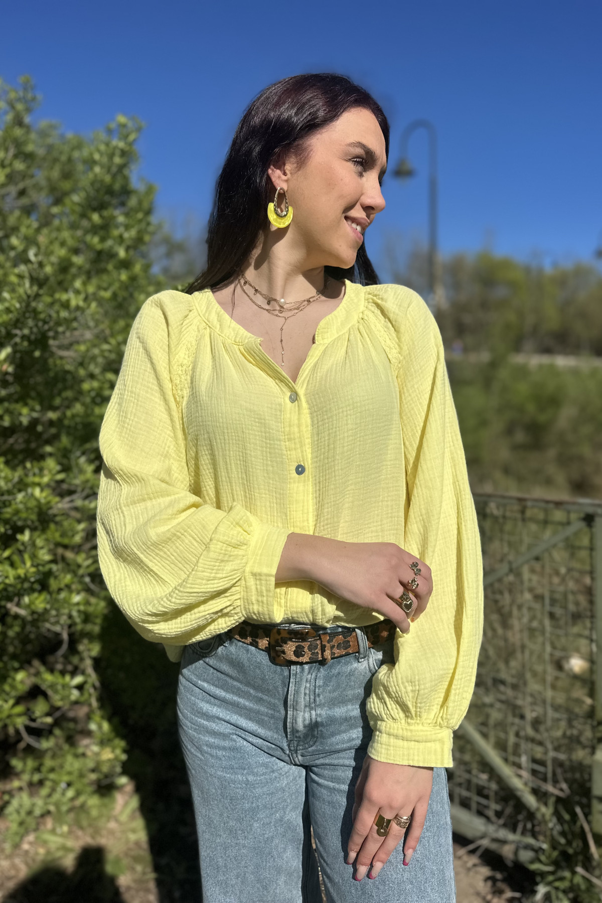 Chummy blouse gaze de coton jaune avec détails en dentelle