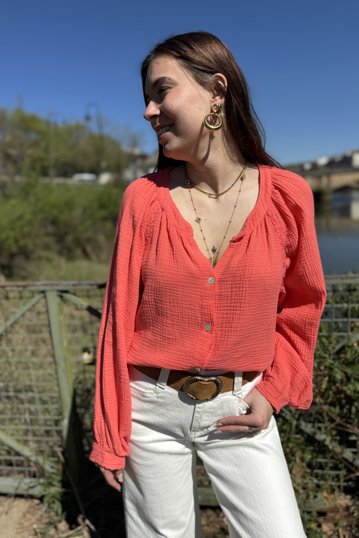 Chummy blouse gaze de coton rose corail avec détails en dentelle