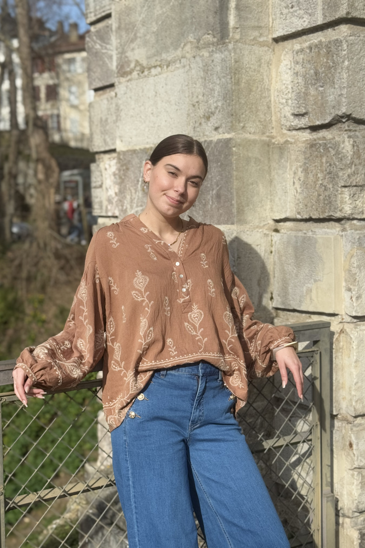Chummy blouse oversize terracota avec des broderies beiges