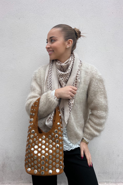 chummy sac en daim camel à gros oeillets métalliques argentés
