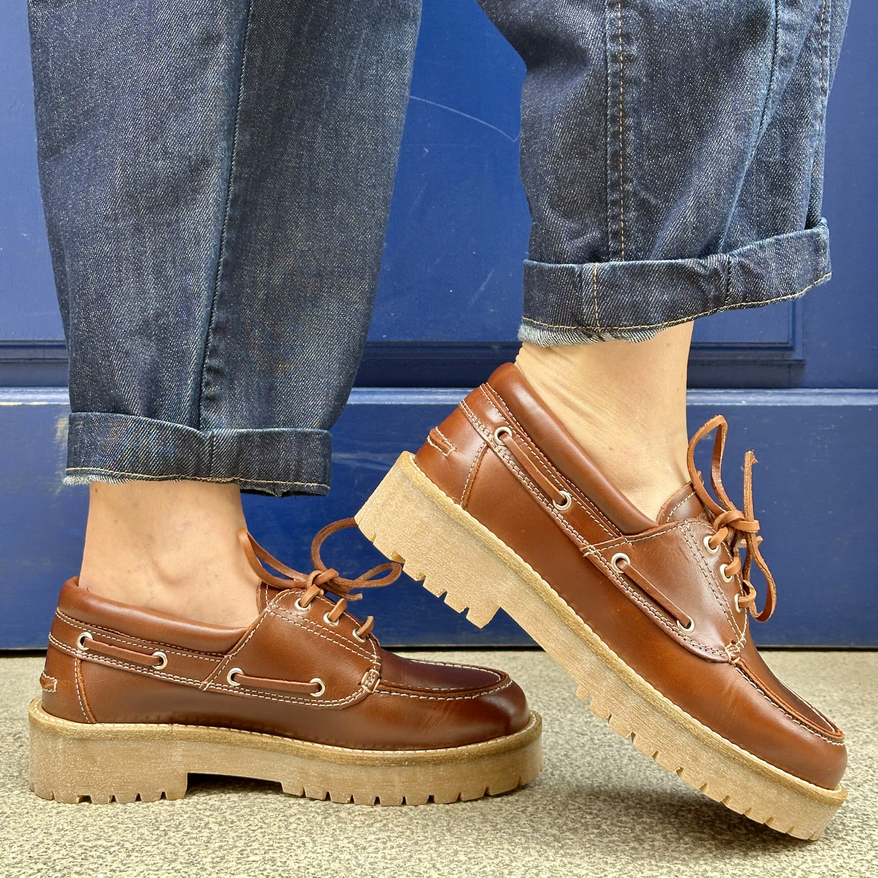 derbie pavement alvina plateau tan/white 