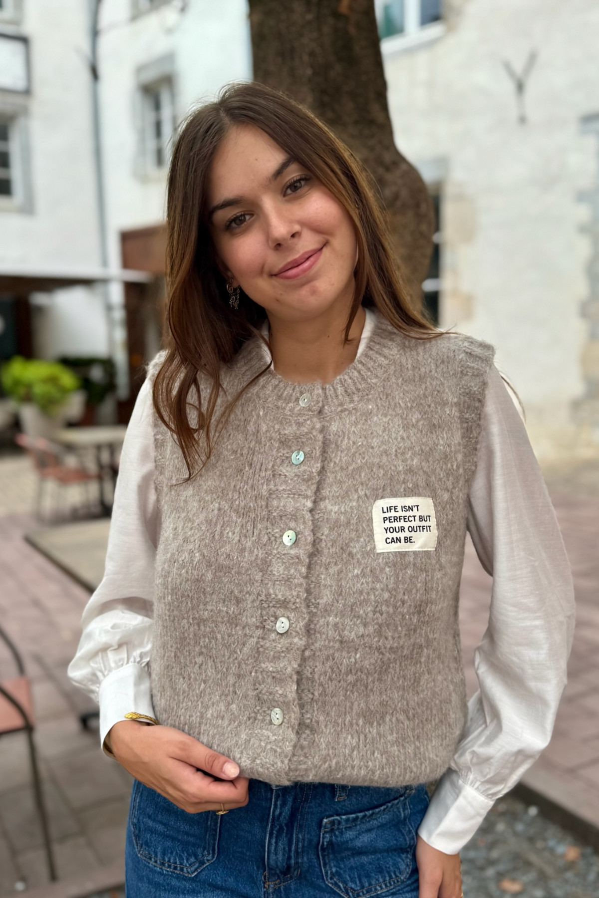 Gilet sans manches beige en maille avec patch imprimé et boutons 26279