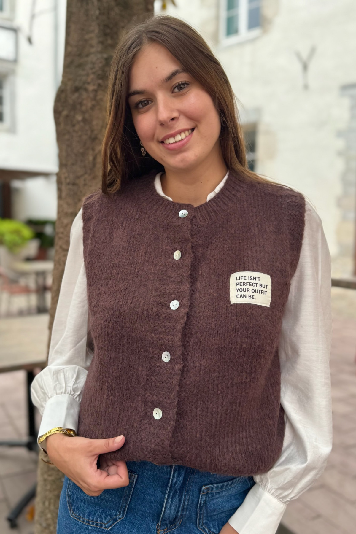 Gilet sans manches en maille marron avec patch imprimé et fermeture boutonnée 26279