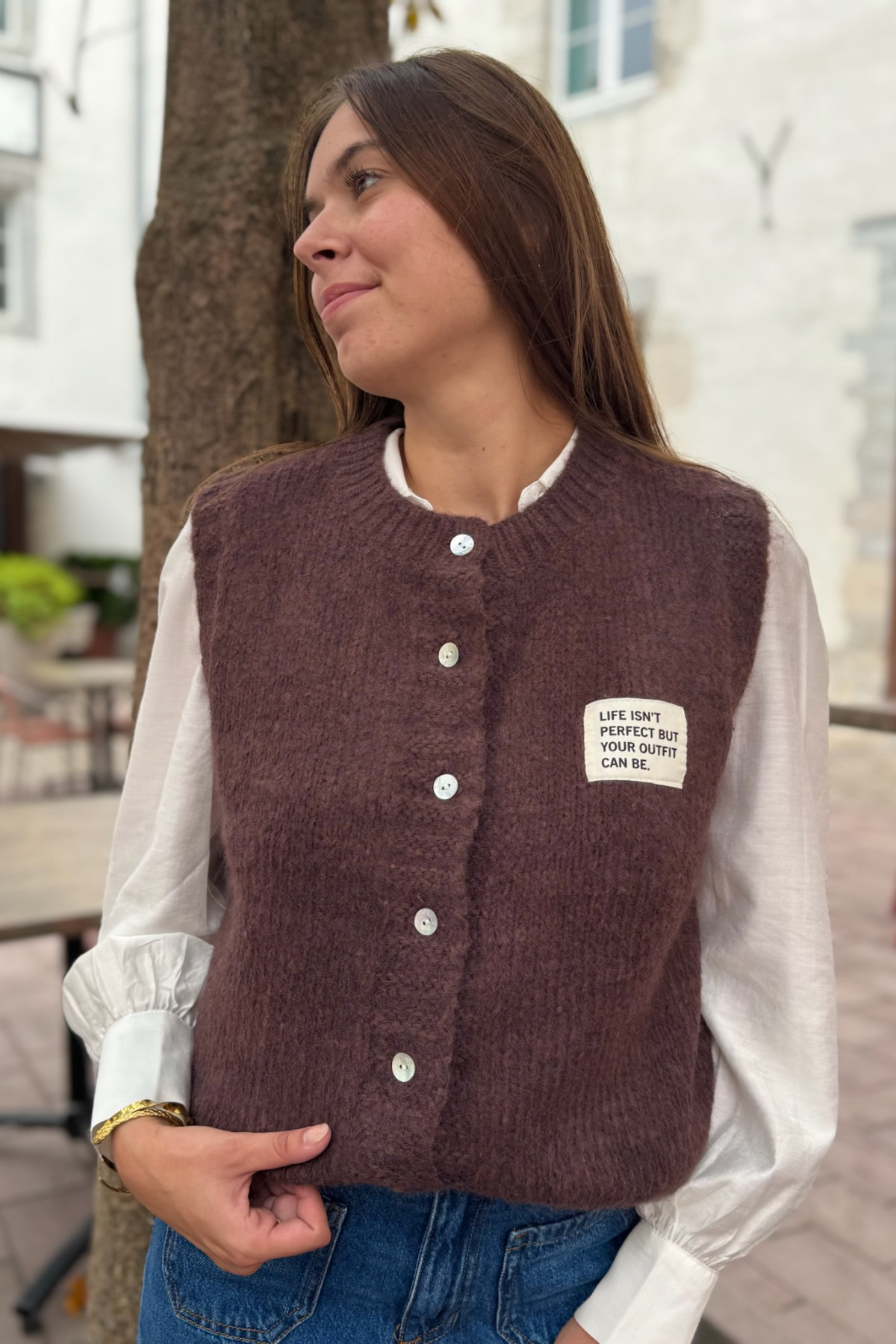 Gilet sans manches en maille marron avec patch imprimé et fermeture boutonnée 26279