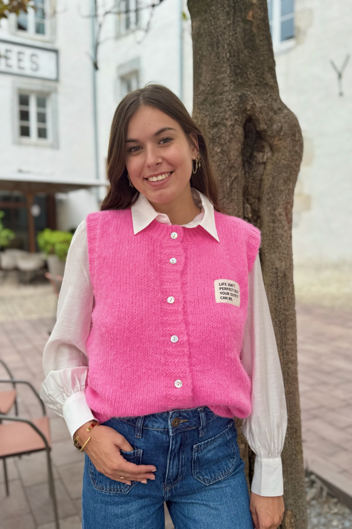 Gilet sans manches en maille rose fluo avec patch imprimé et fermeture boutonnée 26279