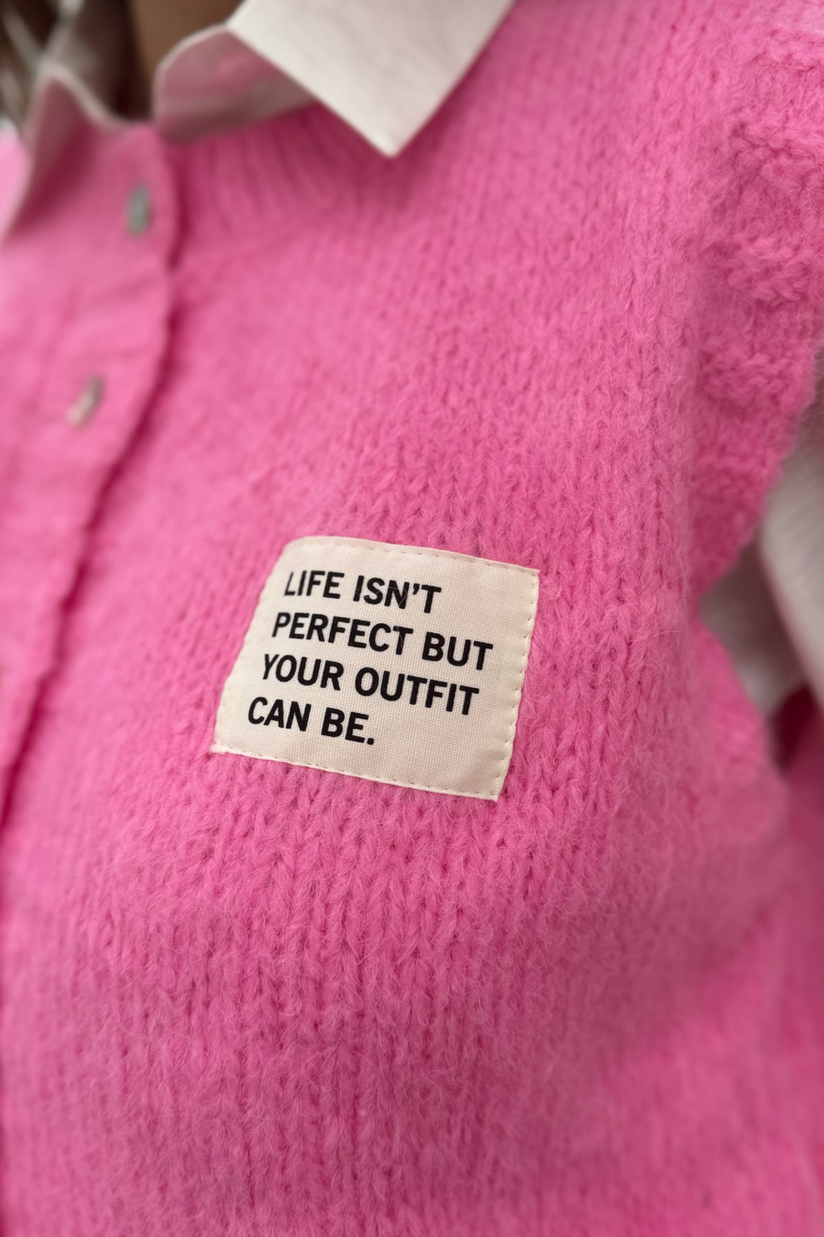 Gilet sans manches en maille rose fluo avec patch imprimé et fermeture boutonnée 26279