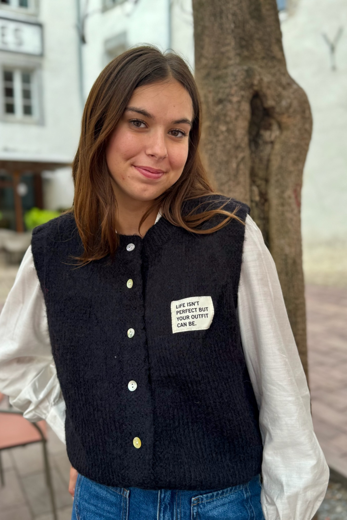 Gilet sans manches noir en maille avec patch imprimé et fermeture boutonnée 26279