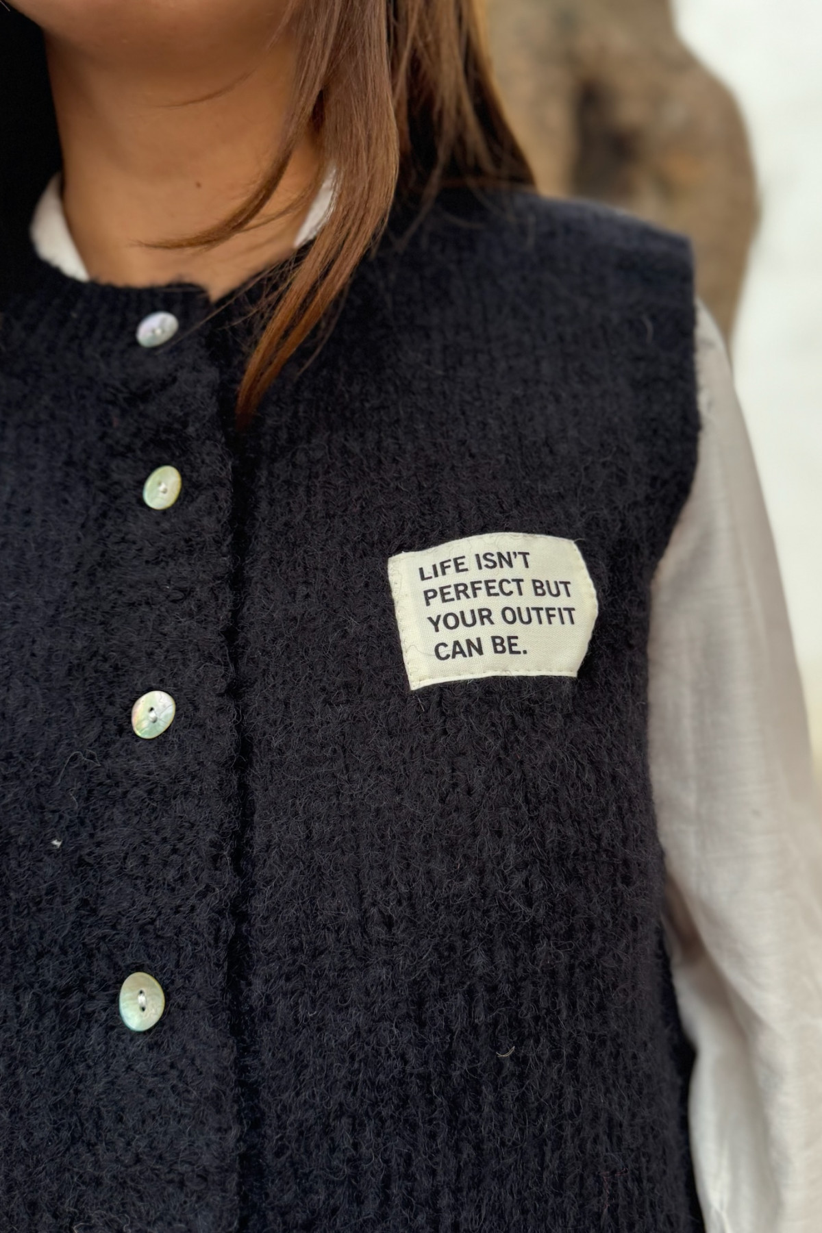Gilet sans manches noir en maille avec patch imprimé et fermeture boutonnée 26279