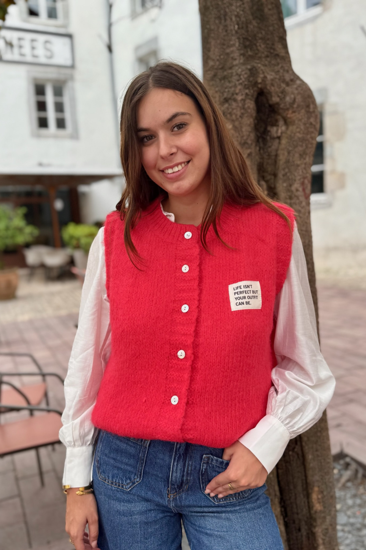 Gilet sans manches rouge en maille avec patch imprimé et fermeture boutonnée 26279