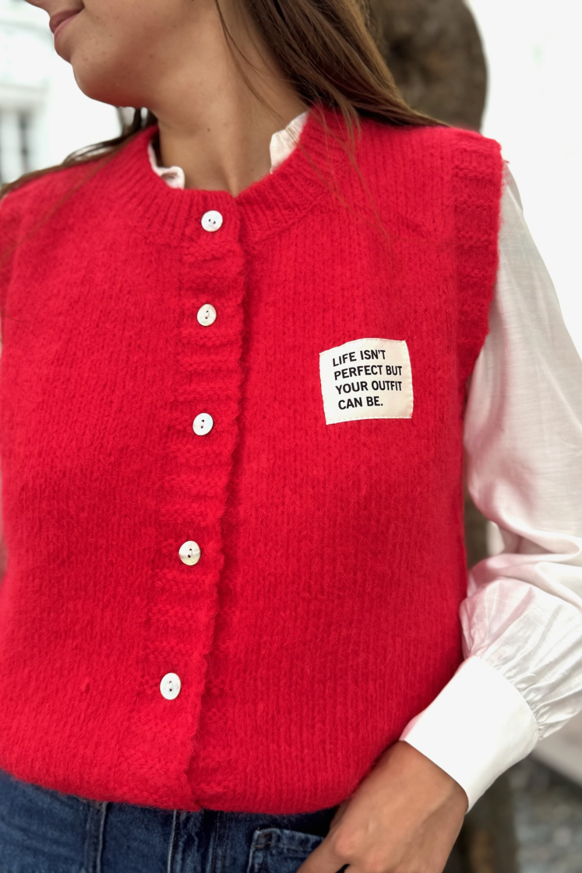 Gilet sans manches rouge en maille avec patch imprimé et fermeture boutonnée 26279