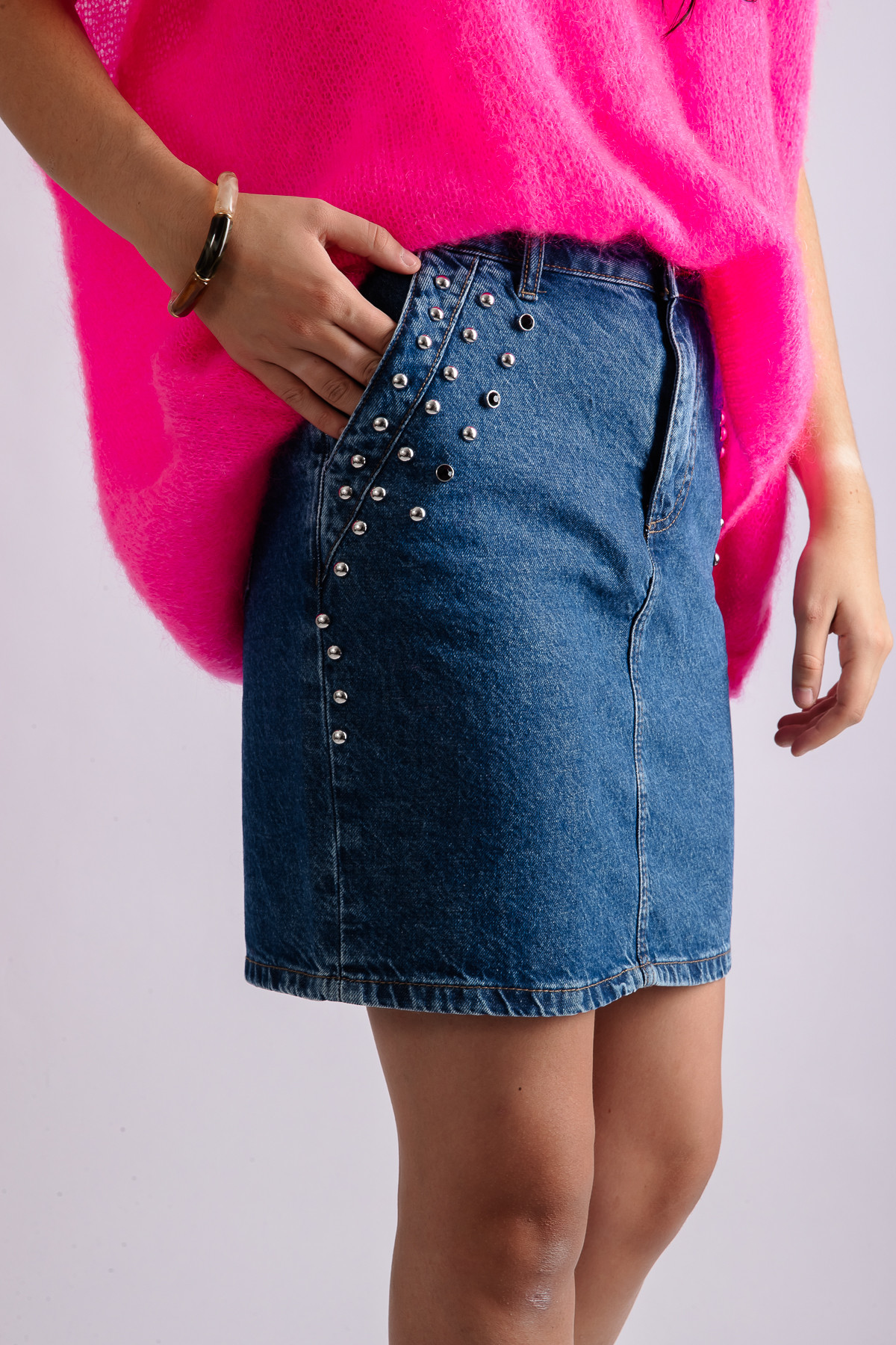 Jupe jeans bleu foncé avec des clous sur cotés 