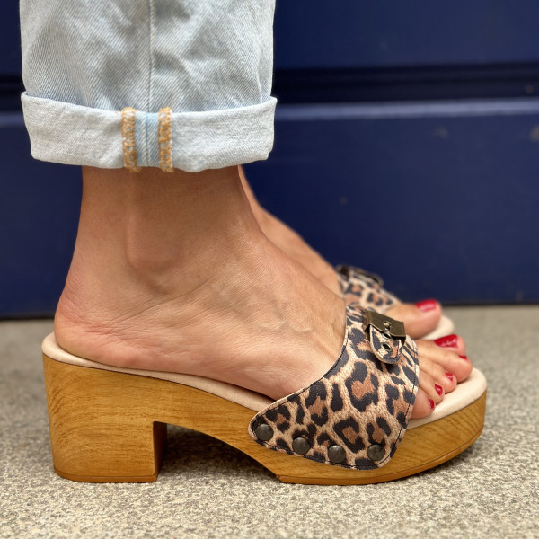 les sabots de caro mules malaga leopard