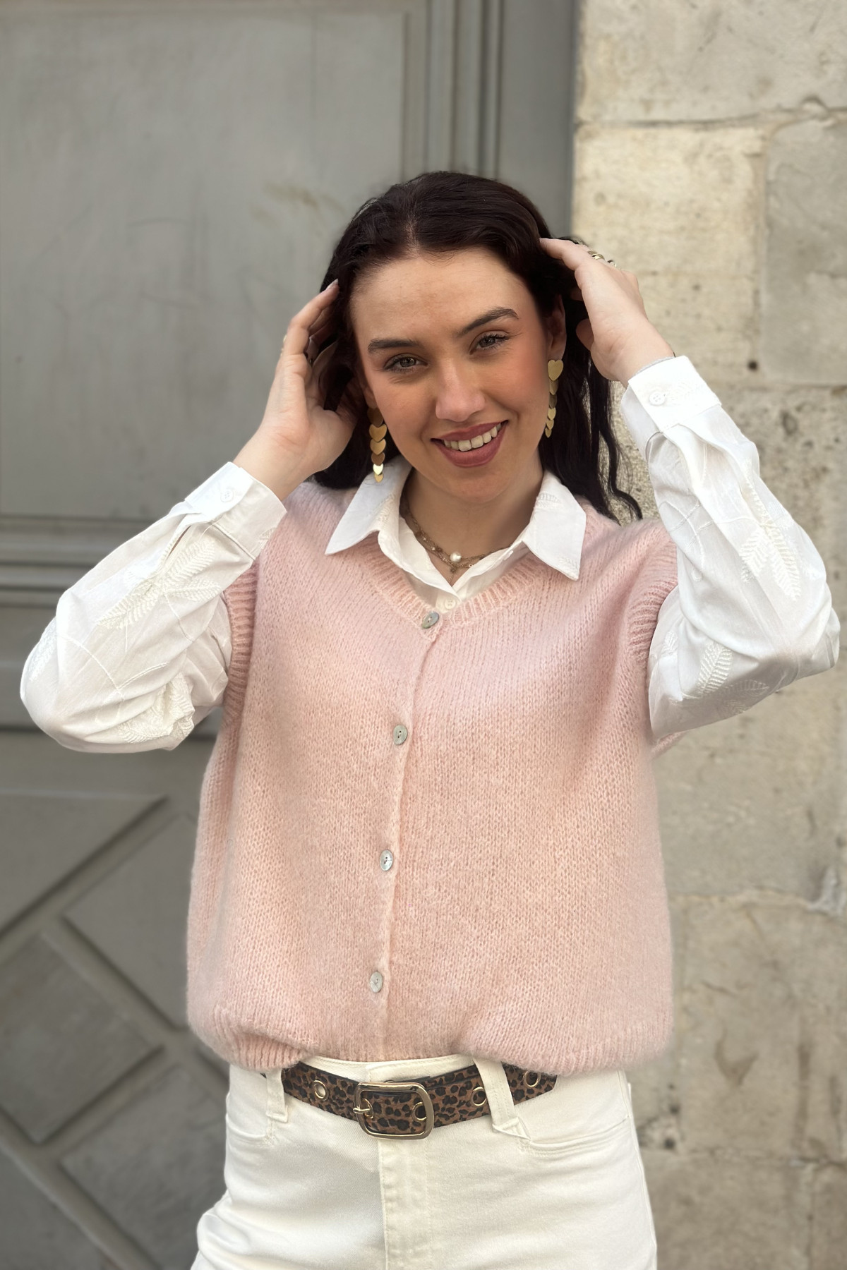 Gilet sans manches avec boutons nacrés col rond rose