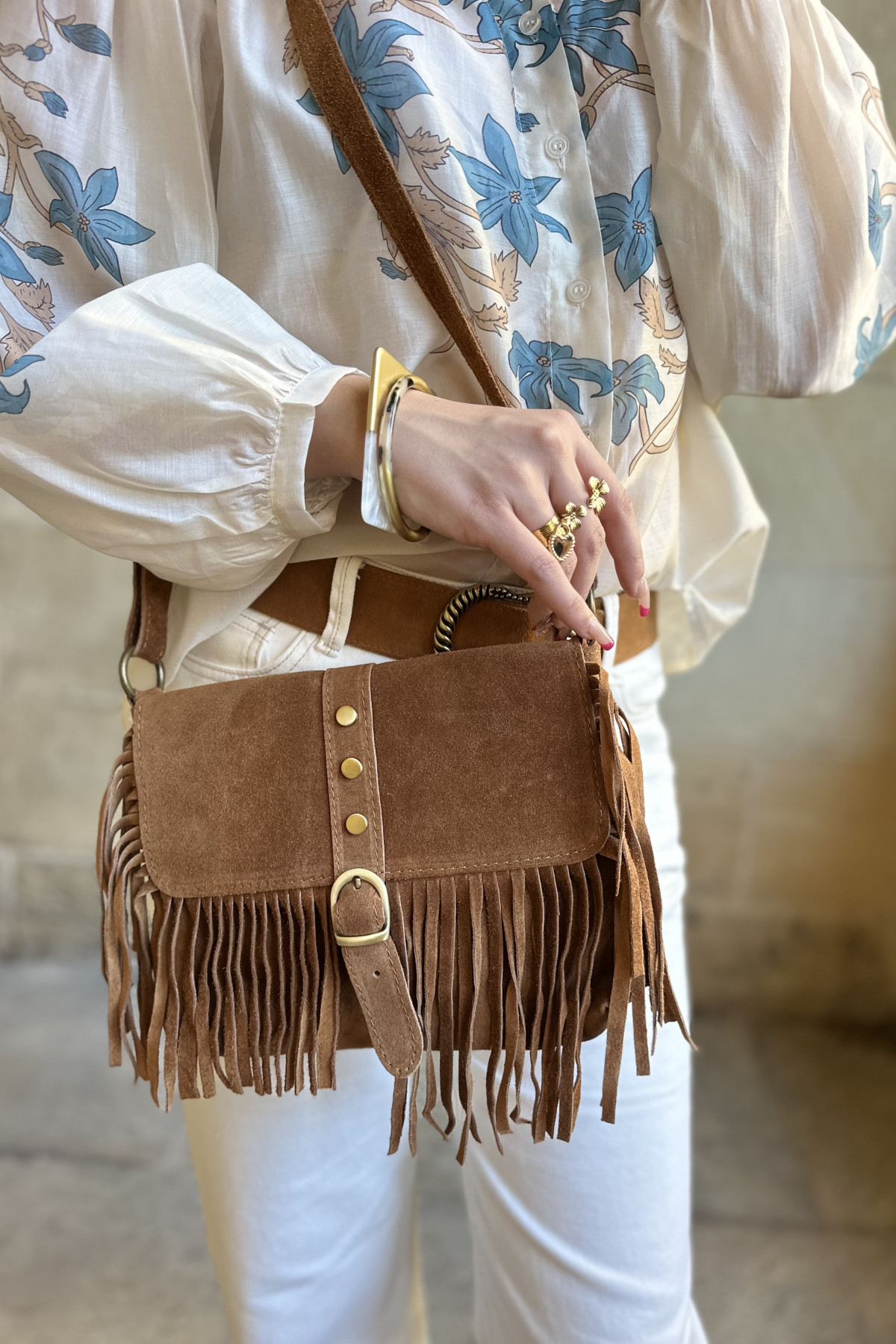 Sac à bandoulière petit format en daim avec franges CAMEL 