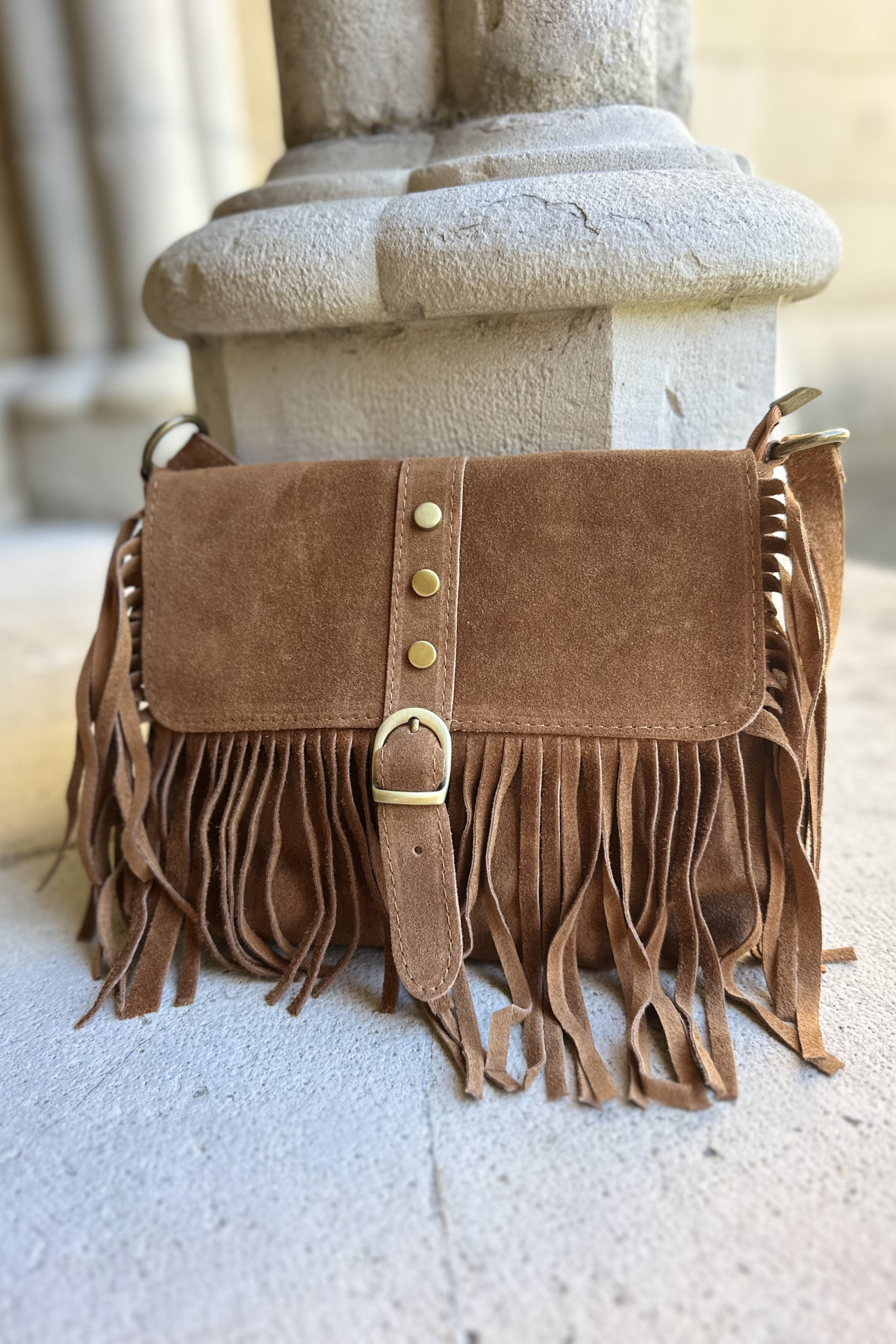 Sac à bandoulière petit format en daim avec franges CAMEL 