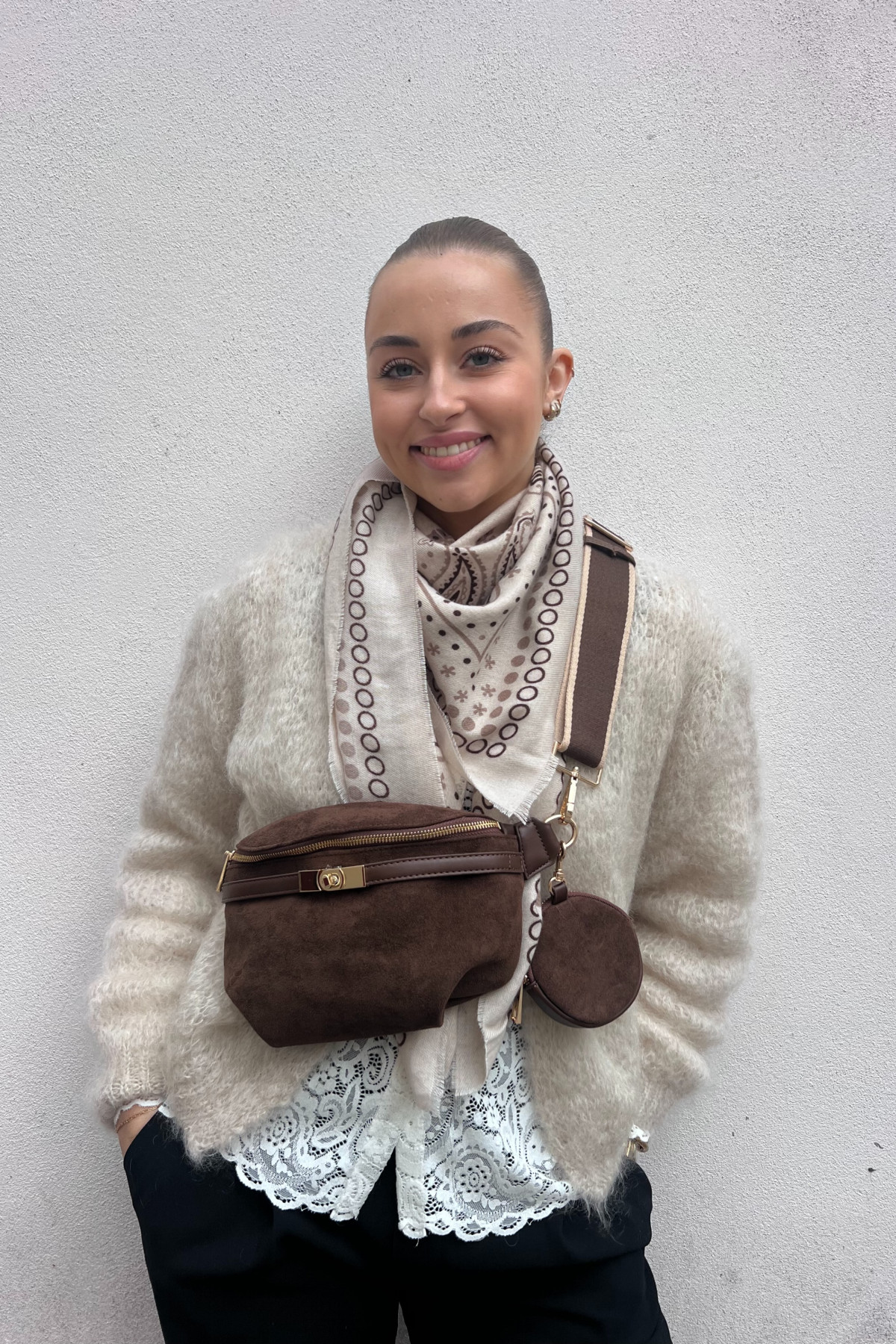 sac banane chocolat avec petit porte monnaie rond vimoda 