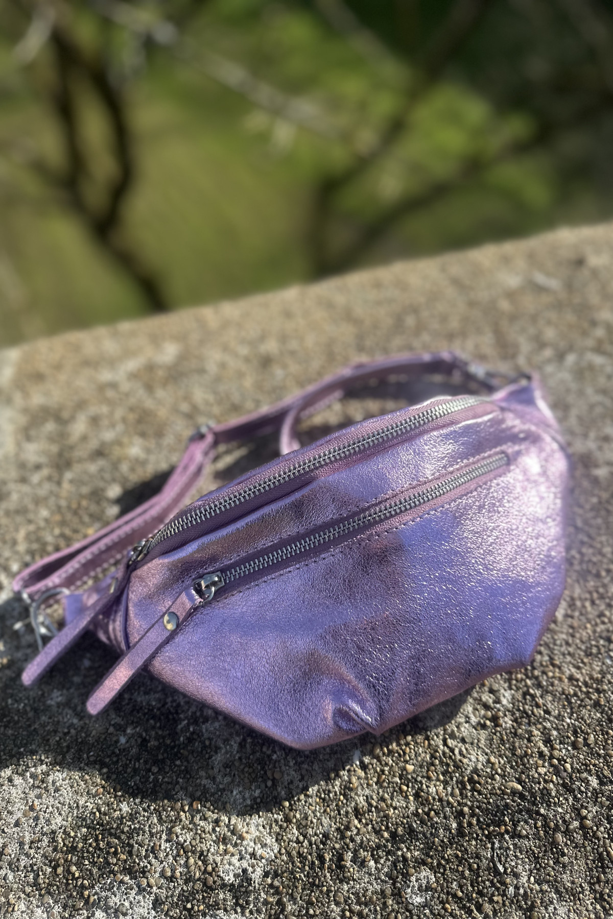 SAC BANANE EN CUIR VIOLET METALISE