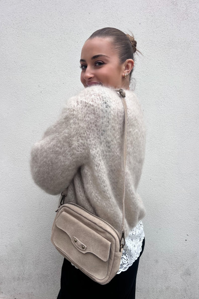 Sac CHUMMY en cuir suédé à l’aspect doux et velouté couleur beige taupe