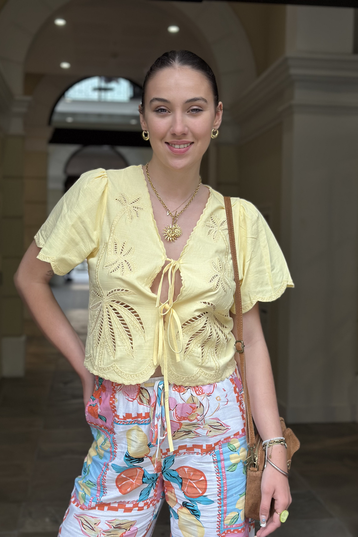 Top à nouer devant avec broderies jaune REF 878 
