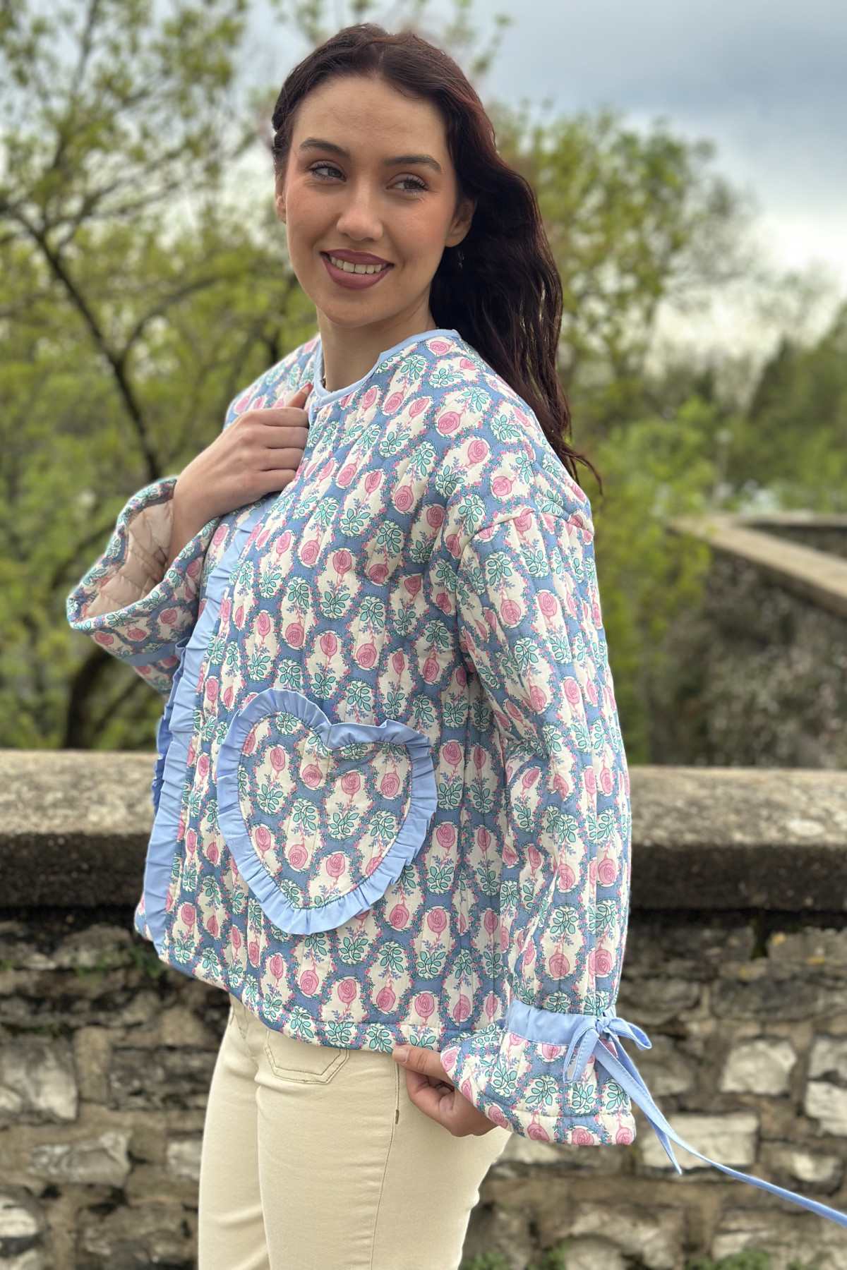veste matelassée imprimé fleuri avec poche en forme de coeur
