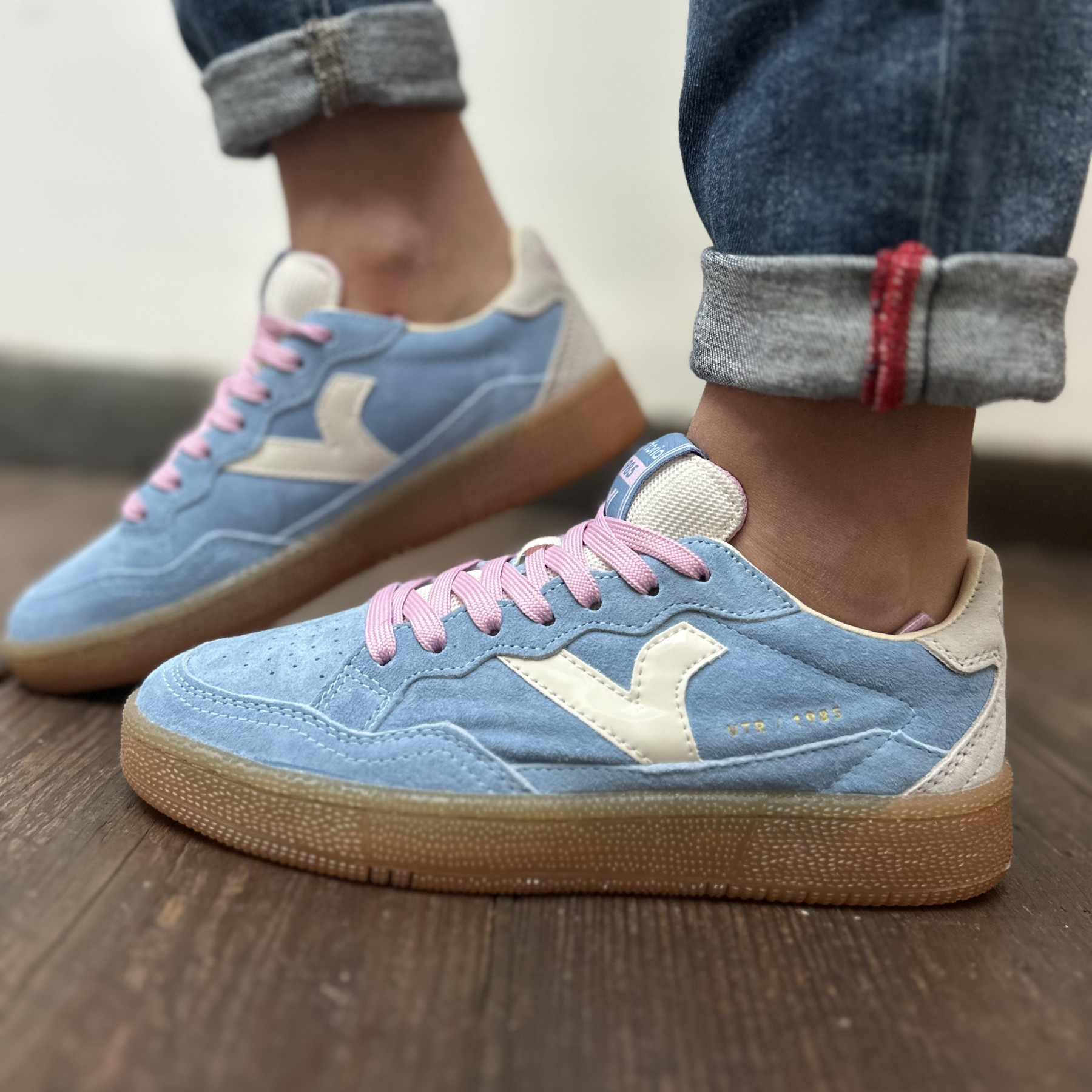 Victoria basket azul 6107 bleu avec lacets rose