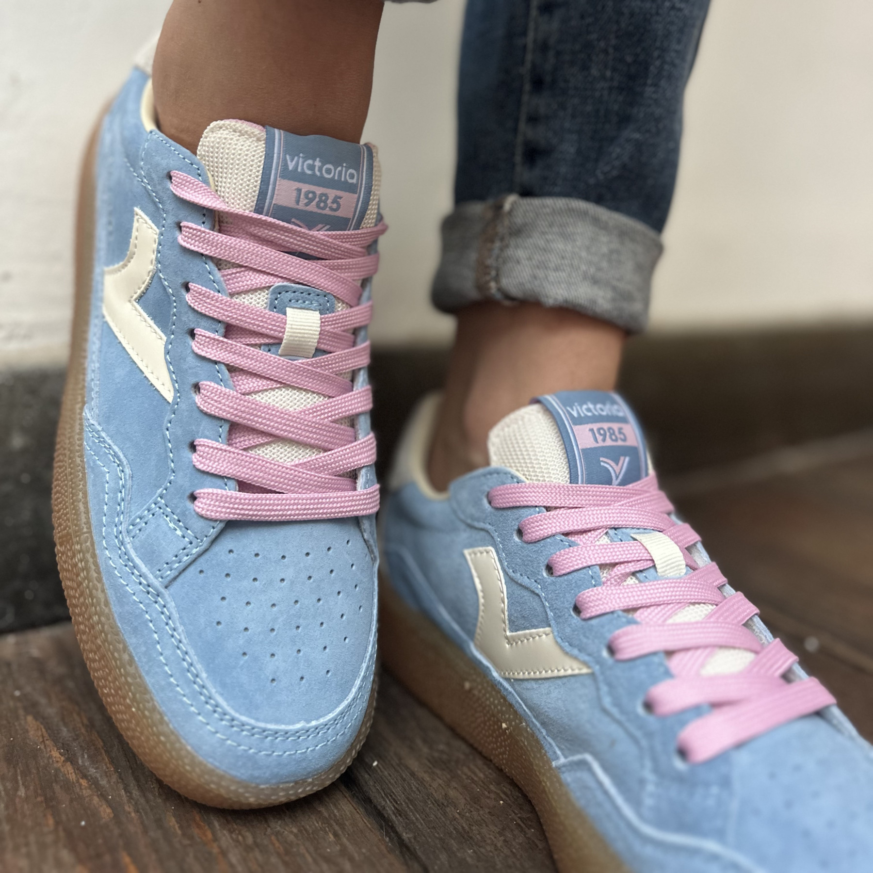 Victoria basket azul 6107 bleu avec lacets rose