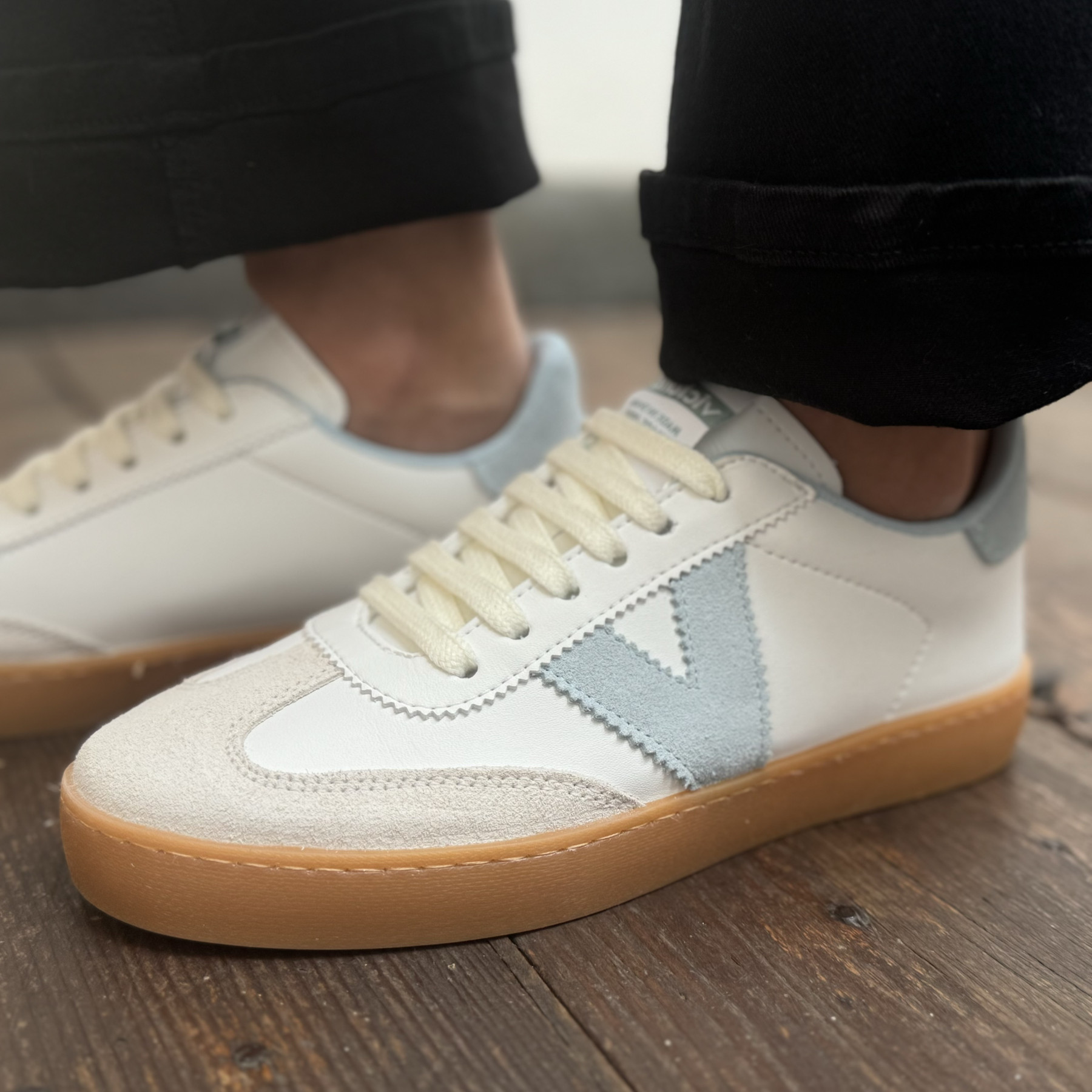 VICTORIA BASKET CELESTE 6206 blanche avec du gris et du bleu