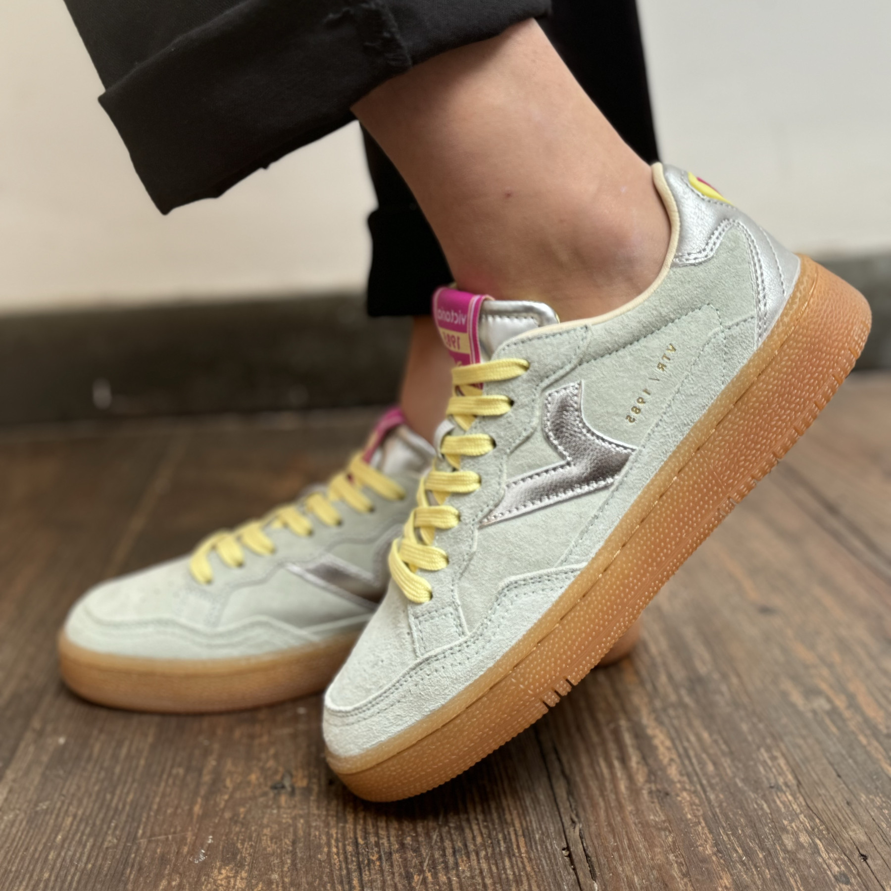 Victoria basket menta 6107 vert d'eau avec lacets jaune