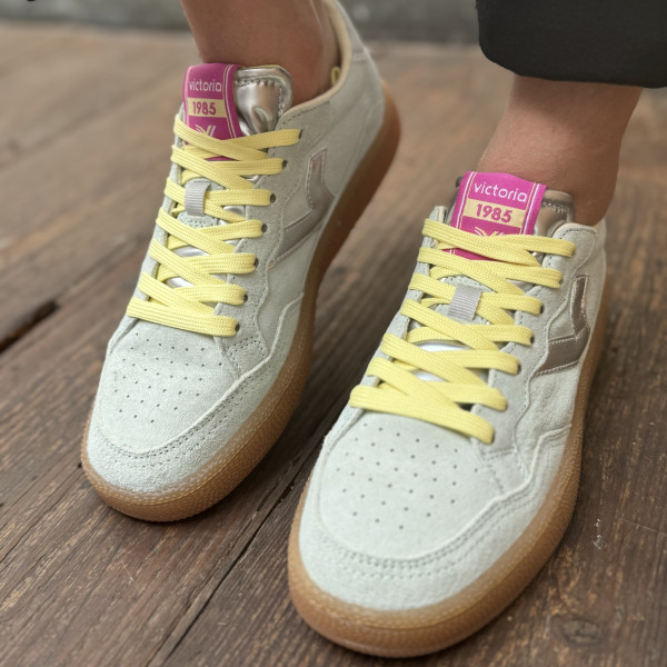 Victoria basket menta 6107 vert d'eau avec lacets jaune