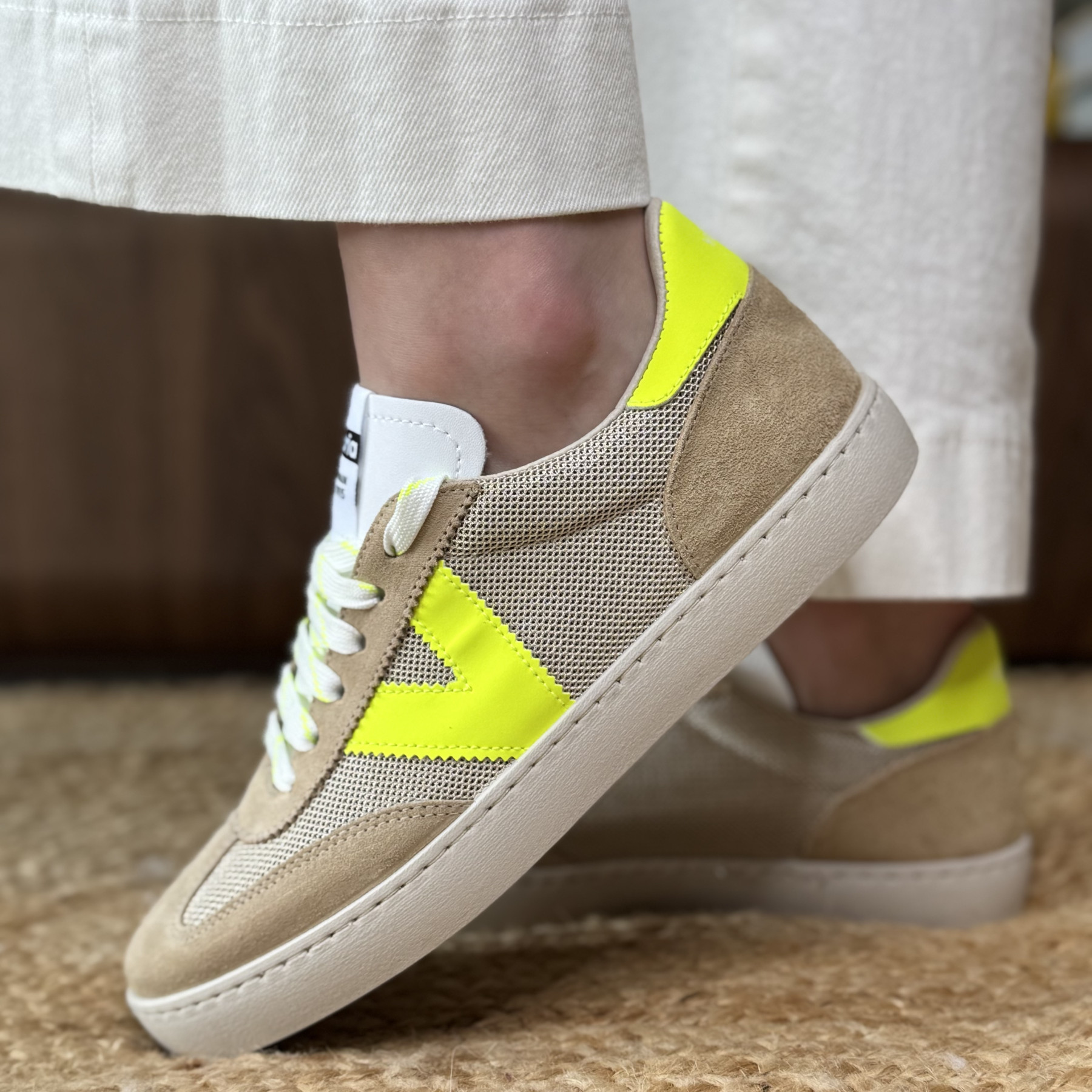 VICTORIA BASKETS BEIGE 6211 AVEC LACETS MOTIF JAUNE FLUO